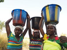 Femme du Burkina - Femmes du Burkina Faso portant de l'eau © Nick Danzinger