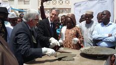 Mali pause 1ère pierre - Gilles Tonelli lays the foundation stone for the cardiac catheterisation unit in Mali, in the presence of the Minister of Health and Public Hygiene and François Bourlon, a paediatric cardiologist at the Monaco Cardiothoracic Centre and Vice President of SHARE © DAOU B. Emmanuel