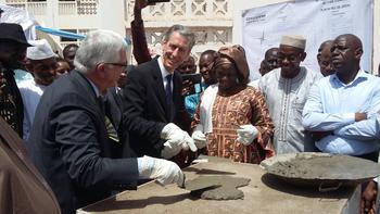 VT mali pause pierre - Laying the foundation stone at the cardiac catheterisation unit in Mali in the presence of the Minister of Public Health and Hygiene and François Bourlon, paediatric cardiologist at the Monaco Cardiothoracic Centre, Vice-President of the Share association ©DCI