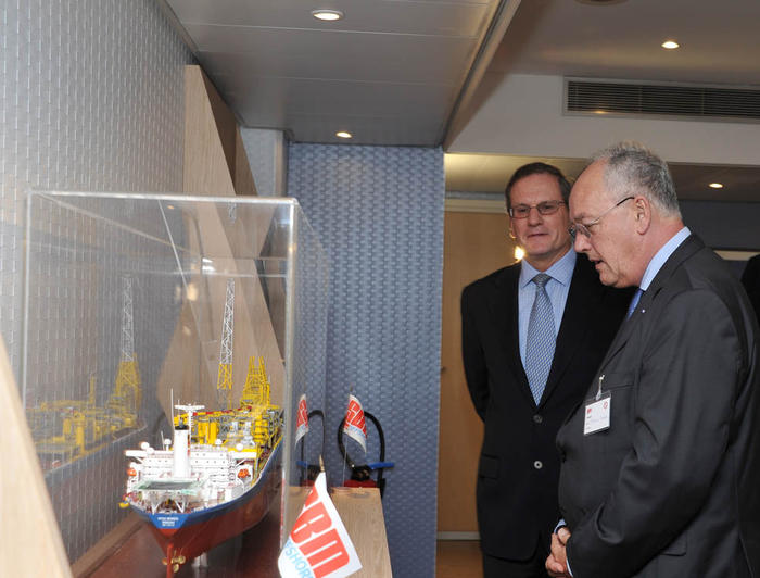 Le Ministre d’État à la rencontre des entreprises industrielles implantées à Monaco : visite à la SINGLE BUOY MOORINGS - S.E. M. Michel ROGER, Ministre d’État, avec à sa gauche M. Tony MACE, Chief Executive Officer de la SINGLE BUOY MOORINGS.
