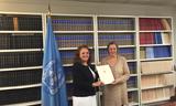 Adhésion traité armes - H.E. Ms Isabelle Picco, Ambassador and Permanent Representative, presents the Principality’s accession instrument to Ms Arancha Hinojal-Oyarbide, legal specialist in the Treaty Section of the United Nations Office of Legal Affairs © DR 