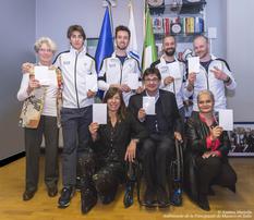 Carton blanc Italie - Standing, from left to right:  Tiziana Nasi, President of the FISIP, Fabrizio Casal, Giacomo Bertagnolli, Manuel Pozzerle, Igor Confortin, Snowboard Technical Manager;  In front - Angelica Mastrodomenico, Paralympic Preparations Officer, Luca Pancalli, President of the Italian Paralympic Committee and Martine Garcia-Mascarenhas, Second Secretary at the Embassy of Monaco in Italy
