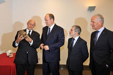 Voir la photo - With H.S.H. the Sovereign Prince, from left to right, Professor Henry de Lumley, Director of the Institute of Human Palaeontology, Patrice Cellario, Minister of Interior and H.E. Mr. Claude Cottalorda, Ambassador of Monaco in France. © - Government Communication Department – Manu Vitali