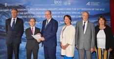 Giec2 - H.S.H. Prince Albert II surrounded by Robert Calcagno, CEO of the Institute of Oceanography, Hoesung Lee, Chair of the IPCC, Ségolène Royal, Bernard Fautrier, Vice-President of the Prince Albert II Foundation, and Marie-Pierre Gramaglia, Minister of Public Works, the Environment and Urban Development