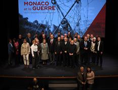 Monaco et la guerre HD - "Photo de famille" des témoins du film et leurs proches, réalisée en présence du Prince SouverainCrédit photo : © Manuel Vitali / Direction de la Communication
