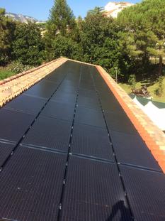 panneaux PV - the 160 square metres of photovoltaic panels that were recently installed on the roof at La Roseraie crèche© SMEG