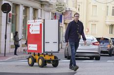 robot suiveur - Un facteur suivi par ALF, le robot suiveur, dans les rues de la Principauté ©Direction de la Communication - Michael Alesi