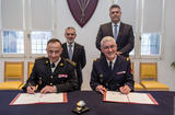 Voir la photo - Photo:  signing of the agreement by Colonel Tony Varo, Chief of Monaco Fire and Emergency Service and Vice-Admiral Charles Henri Garié, Commander of the Marseille Naval Fire Battalion (BMPM).  In the background, Patrice Cellario, Minister of Interior and Julien Ruas, Deputy Mayor of Marseille, who is in charge of the Naval Fire Battalion and Urban Risk Prevention and Management.  © - BMPM