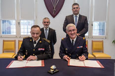 Voir la photo - Photo:  signing of the agreement by Colonel Tony Varo, Chief of Monaco Fire and Emergency Service and Vice-Admiral Charles Henri Garié, Commander of the Marseille Naval Fire Battalion (BMPM).  In the background, Patrice Cellario, Minister of Interior and Julien Ruas, Deputy Mayor of Marseille, who is in charge of the Naval Fire Battalion and Urban Risk Prevention and Management.  © - BMPM