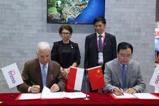 signature FIRMO Chine - Signing of a contract to transfer part of the capital of FRIMO to the Chinese company BAIYANG, by Mr. Mirco Albissetti, President of FRIMO and Mr. Zhongyi Sun, Founder of BAIYANG, in the presence of H.E. Ms. Catherine Fautrier, Ambassador of the Principality of Monaco to China, and Mr. Gu Zhangwei, representative of the Ministry of Commerce of the Guangxi region ©DR