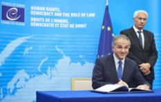 Signature protocole Convention européenne - H.E. Mr. Rémi Mortier and Mr. Thorbjørn Jagland, Secretary General of the Council of Europe ©DR 