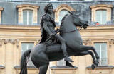Voir la photo - The equestrian statue of Louis XIV in the place des Victoires in Paris, a work by François-Joseph Bosio © - Froggiesmedia