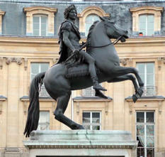 Voir la photo - The equestrian statue of Louis XIV in the place des Victoires in Paris, a work by François-Joseph Bosio © - Froggiesmedia